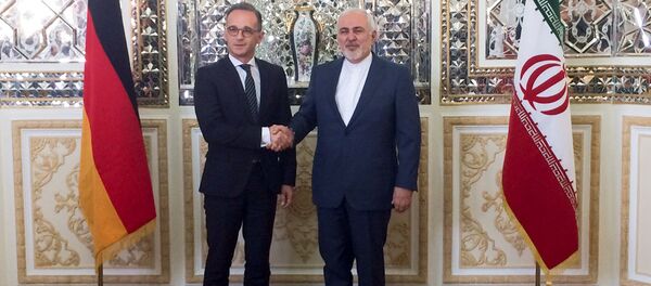 Tahran'ı ziyaret eden Heiko Maas, İranlı mevkidaşı Cevad Zarif'le - Sputnik Türkiye