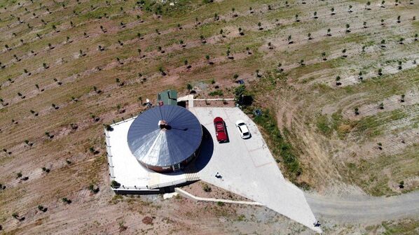 Erzincanlı iş insanı Yavuz Peker, arazilerini gören tepeye 360 derece dönen ev inşa etti.  - Sputnik Türkiye