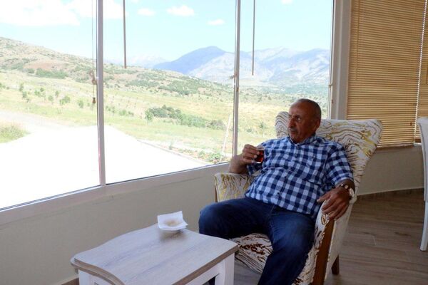 Erzincanlı iş insanı Yavuz Peker, arazilerini gören tepeye 360 derece dönen ev inşa etti.  - Sputnik Türkiye