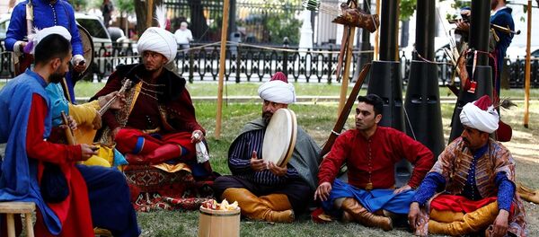 Rusya’nın başkenti Moskova’da temsili olarak sefer halindeki Osmanlı ordu karargahı kurulup, dönemin askeri hayatı sergilendi. Rusya’nın başkenti Moskova’da temsili olarak sefer halindeki Osmanlı ordu karargahı kurulup, dönemin askeri hayatı sergilendi. - Sputnik Türkiye