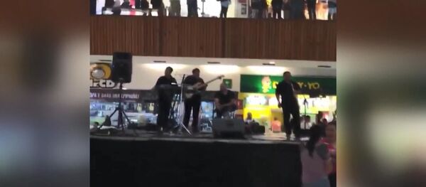 AVM'yi su bastı, müzisyenler Titanik filminin müziğini çaldı - Sputnik Türkiye