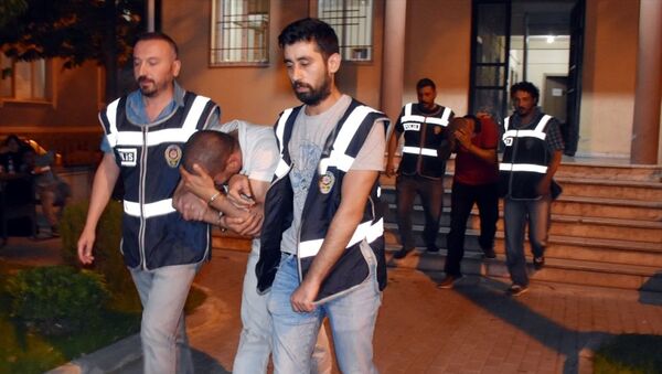 Bursa'da bacasından girdikleri evde bulunan kasadan 72 bin 500 dolar çaldığı iddia edilen 3 şüpheliden 2'si gözaltına alındı. - Sputnik Türkiye