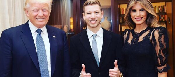 Yair Netanyahu (ortada) Donald ve Melania Trump'la - Sputnik Türkiye
