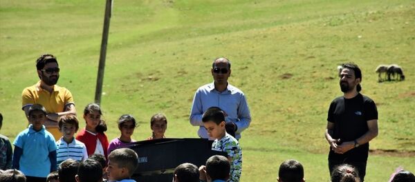 Muş'ta duyduğu sesleri notaya dökebilme yeteneğine sahip ‘kusursuz kulak’ Bager Çalışcı, ilk konserini köy çocuklarına verdi. - Sputnik Türkiye