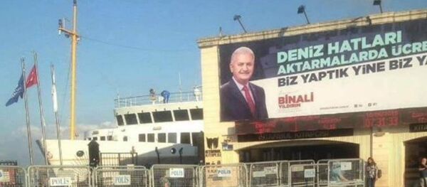 Binali Yıldırım'ın Kadıköy iskelesine asılan afişi  - Sputnik Türkiye