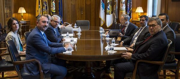 ABD temasları kapsamında Washington'da bulunan Adalet Bakanı Abdulhamit Gül (solda), ABD'li mevkidaşı William Barr (sağda) ile bir araya geldi. - Sputnik Türkiye