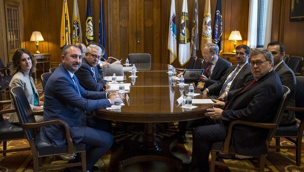 ABD temasları kapsamında Washington'da bulunan Adalet Bakanı Abdulhamit Gül (solda), ABD'li mevkidaşı William Barr (sağda) ile bir araya geldi. - Sputnik Türkiye
