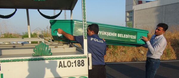 Hatay'ın Antakya ilçesinde, çöp konteynerinin içinde yeni doğmuş kız bebek ölü bulundu. - Sputnik Türkiye