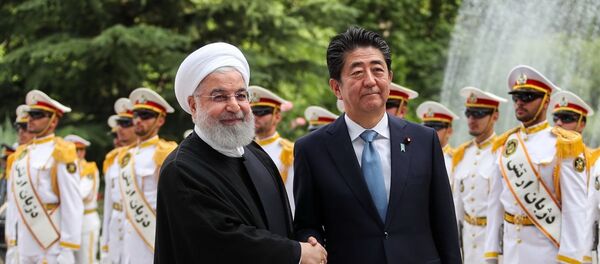 ran Cumhurbaşkanı Hasan Ruhani ve Japonya Başbakanı Abe Şinzo - Sputnik Türkiye