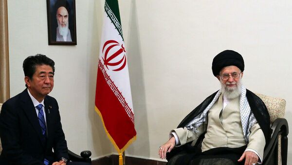 İran’ın dini lideri Ayetullah Ali Hamaney ve Japonya Başbakanı Abe Şinzo  - Sputnik Türkiye