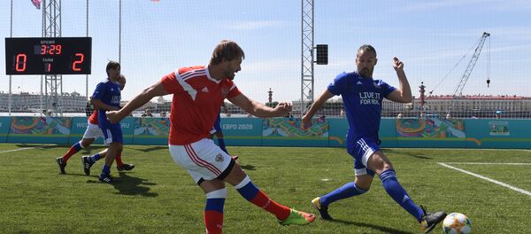 UEFA efsaneleri St. Petersburg'da Rus futbol yıldızları ile karşı karşıya - Sputnik Türkiye