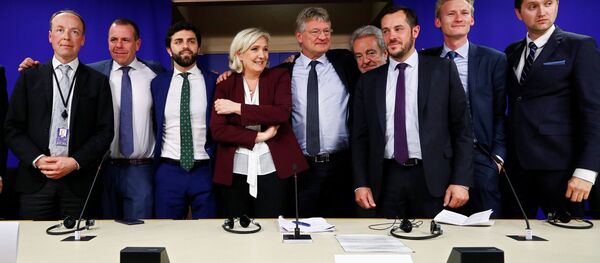 AP'deki aşırı sağcılar, kurdukları yeni grubu tanıtan basın toplantısında aile pozu verdi. AP'deki aşırı sağcılar, kurdukları yeni grubu tanıtan basın toplantısında aile pozu verdi. - Sputnik Türkiye