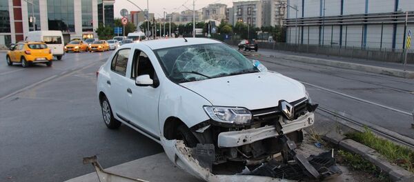 Güngören'de ters yönden tramvay yoluna giren otomobile tramvay çarptı. Güngören'de ters yönden tramvay yoluna giren otomobile tramvay çarptı. - Sputnik Türkiye