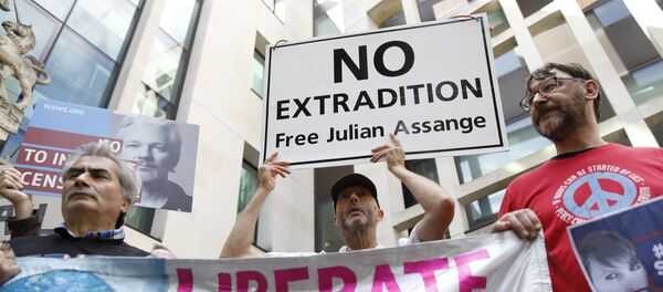 Julian Assange'ın yargılandığı mahkemenin önünde eylem - Sputnik Türkiye