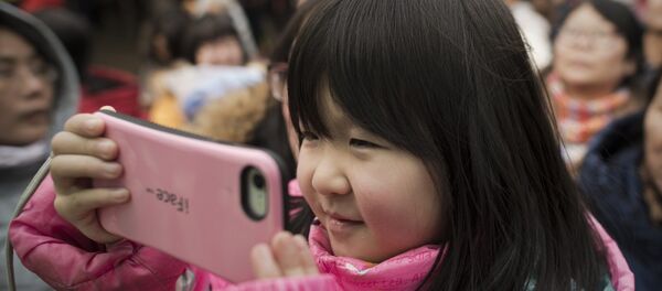 2 yaşındaki Çinli çocuk, akıllı telefon yüzünden görme kaybı yaşadı 2 yaşındaki Çinli çocuk, akıllı telefon yüzünden görme kaybı yaşadı - Sputnik Türkiye