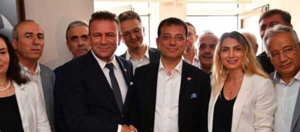 CHP İstanbul Büyükşehir Belediye Başkan Adayı Ekrem İmamoğlu, Bayrampaşa Yıldırım Mahallesi'ndeki Bosna Sancak Derneği'nde göçmen vatandaşlarla buluştu.  - Sputnik Türkiye