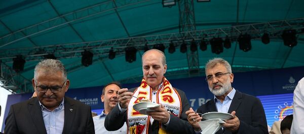 K Parti Genel Başkan Vekili Numan Kurtulmuş (ortada), Bağcılar Meydanı'nda düzenlenen 7 Bölge 7 Renk Kültür ve Sanat Festivali Kayserililer Buluşmasına katıldı. Kurtulmuş ve AK Parti Kayseri Milletvekili Taner Yıldız (sağda), ikram edilen mantıdan yedi. - Sputnik Türkiye