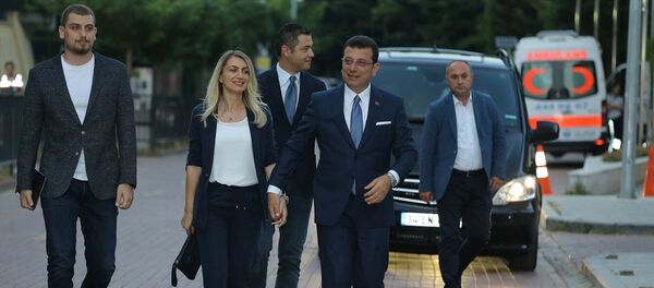 İmamoğlu ortak yayının yapılacağı Lütfi Kırdar Kongre ve Sergi Sarayı’na eşi Dilek  ve büyük oğlu Selim İmamoğlu ile geldi - Sputnik Türkiye