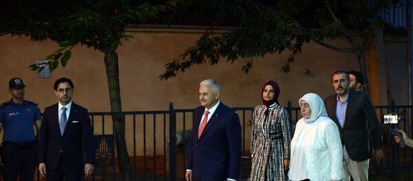 Yıldırım da eşi Semiha Yıldırım ile birlikte İmamoğlu'ndan 4 dakika sonra alana geldi. - Sputnik Türkiye