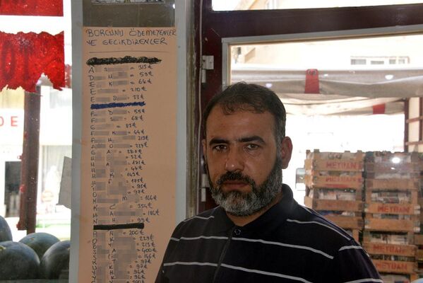 Kahramanmaraş'ın Afşin ilçesinde manav Ahmet Özdemir, borcunu ödemeyen müşterilerinin isimlerini borçlarıyla birlikte bir liste yapıp herkesin görebileceği şekilde iş yerinin duvarına astı. - Sputnik Türkiye