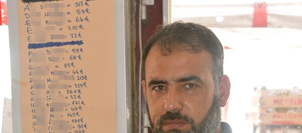 Kahramanmaraş'ın Afşin ilçesinde manav Ahmet Özdemir, borcunu ödemeyen müşterilerinin isimlerini borçlarıyla birlikte bir liste yapıp herkesin görebileceği şekilde iş yerinin duvarına astı. - Sputnik Türkiye