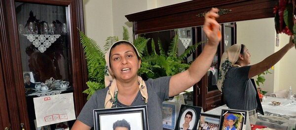  siyanürü içerek yaşamına son veren 21 yaşındaki Recepcan Sayır'ın annesi Senem Sayır - Sputnik Türkiye