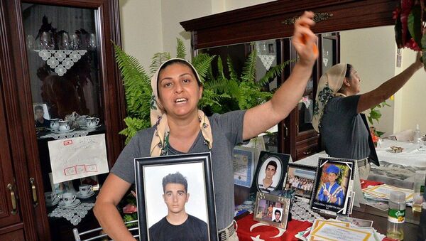  siyanürü içerek yaşamına son veren 21 yaşındaki Recepcan Sayır'ın annesi Senem Sayır - Sputnik Türkiye