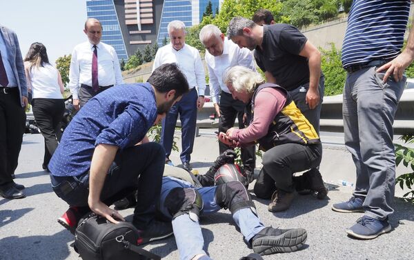Kaza geçiren motosikletlinin yardımına Binali Yıldırım koştu - Sputnik Türkiye