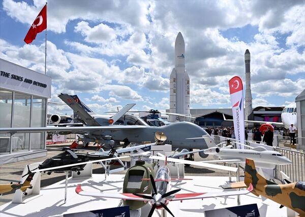 Türk Havacılık ve Uzay Sanayi AŞ (TUSAŞ), Milli Muharip Uçağı’nın birebir modelini ilk kez Paris Havacılık Fuarı'nda sergiledi.  - Sputnik Türkiye