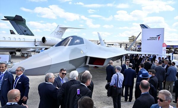 Türk Havacılık ve Uzay Sanayi AŞ (TUSAŞ), Milli Muharip Uçağı’nın birebir modelini ilk kez Paris Havacılık Fuarı'nda sergiledi. - Sputnik Türkiye