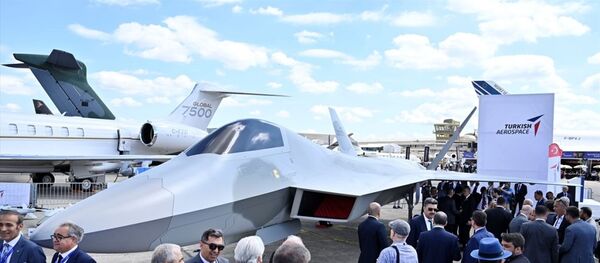 Türk Havacılık ve Uzay Sanayi AŞ (TUSAŞ), Milli Muharip Uçağı’nın birebir modelini ilk kez Paris Havacılık Fuarı'nda sergiledi. - Sputnik Türkiye
