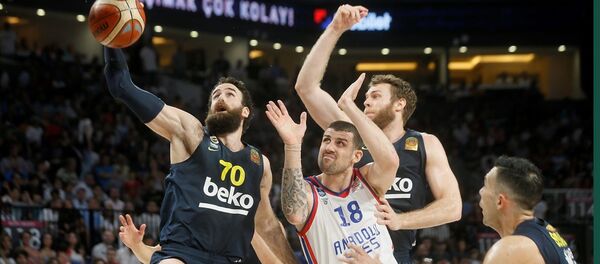 Anadolu Efes, Tahincioğlu Basketbol Süper Ligi play-off final serisi 5. maçında Fenerbahçe Beko'yu 86-76 yenerek seride 3-2 öne geçti. - Sputnik Türkiye