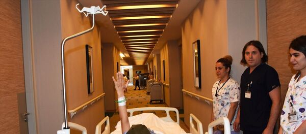 Hatay'ın İskenderun ilçesinde dershaneden evine giderken uğradığı asitli saldırı sonucu sağ gözünü kaybeden ve yüzünün bir bölümü yanan 19 yaşındaki Berfin Özek, Muğla'nın Bodrum ilçesinde ameliyata alındı. Hastanedeki odasından ameliyathaneye götürülen Özek, geriden bakanlara el salladı. - Sputnik Türkiye