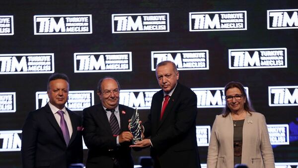 Türkiye Cumhurbaşkanı Recep Tayyip Erdoğan, İstanbul'da İhracatın Şampiyonları Ödül Töreni ve Türkiye İhracatçılar Meclisi (TİM) 26. Olağan Genel Kurulu'na katıldı. Cumhurbaşkanı Erdoğan, ödül alan iş insanlarına ödüllerini takdim etti. Törene Ticaret Bakanı Ruhsar Pekcan (sağda) ile TİM Başkanı İsmail Gülle (solda) de katıldı. - Sputnik Türkiye