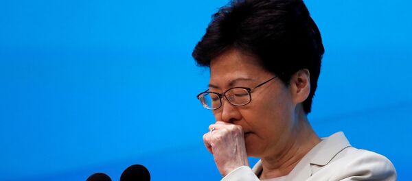 Hong Kong Başyöneticisi Carrie Lam,  basın toplantısı düzenleyerek Sorumluluğun büyük kısmını kişisel olarak üstlenmek zorundayım. Bu, toplumda çelişkilere, anlaşmazlıklara, endişelere yol açtı. O yüzden Hong Kong halkına en içten özürlerimi sunuyorum dedi.  - Sputnik Türkiye