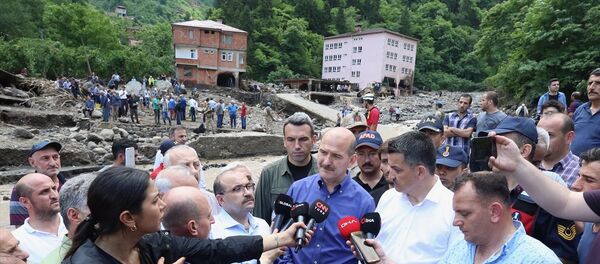  İçişleri Bakanı Süleyman Soylu ile Tarım ve Orman Bakanı Bekir Pakdemirli, selden hasar gören bölgelerde incelemelerde bulundu. Soylu incelemelerin ardından basın mensuplarına açıklamalarda bulundu. - Sputnik Türkiye