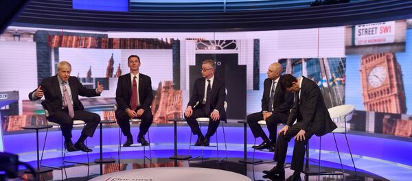 İngiltere'de iktidardaki Muhafazakar Parti'nin liderlik yarışını önde götüren eski Dışişleri Bakanı Boris Johnson diğer adaylarla tartışma programına katıldı. - Sputnik Türkiye