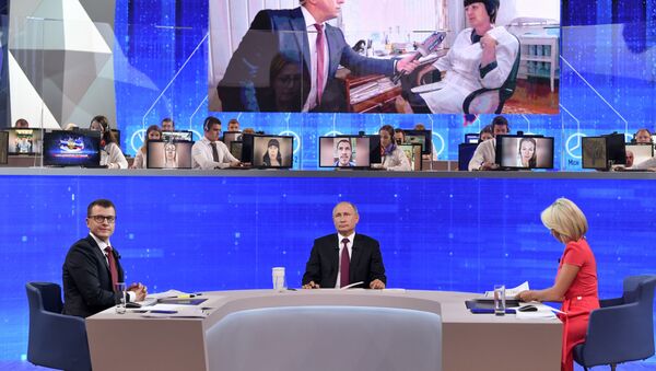 Vladimir Putin ile Direkt Hat programından bir kare - Sputnik Türkiye