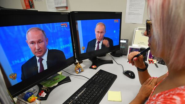 Vladimir Putin ile Direkt Hat programından bir kare  - Sputnik Türkiye