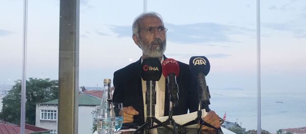 Doç. Dr. Ali Kemal Özcan, Abdullah Öcalan ile yaptığı görüşmeye ilişkin basın açıklaması düzenleyerek Abdullah Öcalan'a ait olduğu söylenen mektubu okudu. - Sputnik Türkiye