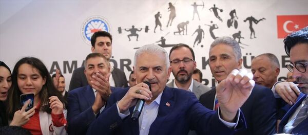 AK Parti İstanbul Büyükşehir Belediye Başkan Adayı Binali Yıldırım, Karadeniz Vakfı'nda düzenlenen Amatör Spor Kulüpleri ve Taban Birlikleri Buluşması programına katılarak konuşma yaptı. - Sputnik Türkiye