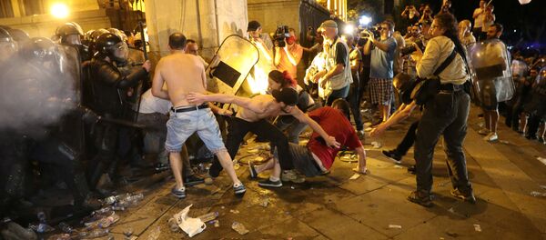 Gürcistan'da Rus vekillerin Tiflis'i ziyaretini protesto eden eylemciler polisle çatıştı. - Sputnik Türkiye