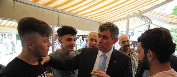 Türkiye Barolar Birliği (TBB)  Başkanı Metin Feyzioğlu, geldiği Niğde'de çeşitli temaslarda bulundu. Feyzioğlu bazı vatandaşlarla sohbet edip fotoğraf çektirdi. - Sputnik Türkiye