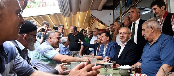CHP Genel Başkanı Kemal Kılıçdaroğlu, İstanbul'da seçim çalışmaları kapsamında Fatih'teki Zeyrek Kadınlar Pazarını ziyaret etti. - Sputnik Türkiye
