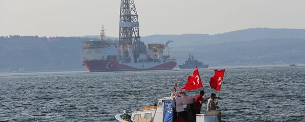 Doğu Akdeniz'de petrol ve doğal gaz arama faaliyetlerine başlamak için Kocaeli'nden yola çıkan Yavuz sondaj gemisi Çanakkale Boğazı'ndan geçti.  - Sputnik Türkiye