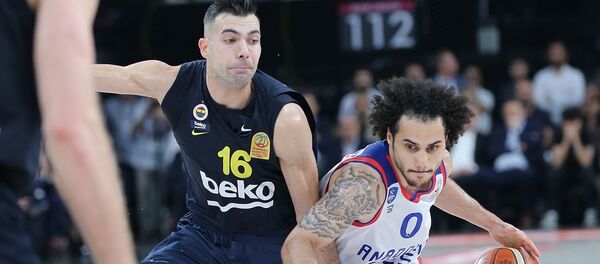 Tahincioğlu Basketbol Süper Ligi'nde Anadolu Efes ile Fenerbahçe Beko, play-off final serisinin yedinci ve son maçında Sinan Erdem Spor Salonu'nda karşılaştı. Bir pozisyonda Anadolu Efesli basketbolcu Shane Larkin (0) ile Fenerbahçe Bekolu oyuncu Kostas Sloukas (16) mücadele etti. - Sputnik Türkiye