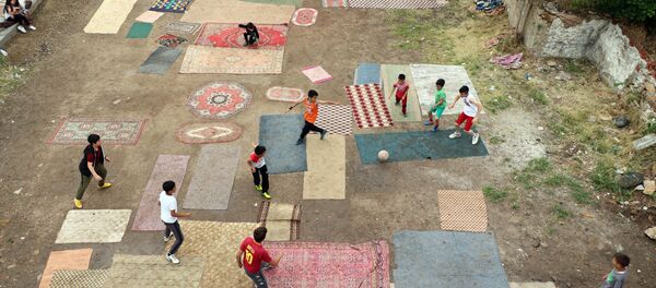 Yozgat’ta çocuklar eski halı ve kilimlerle halı saha yaptı - Sputnik Türkiye