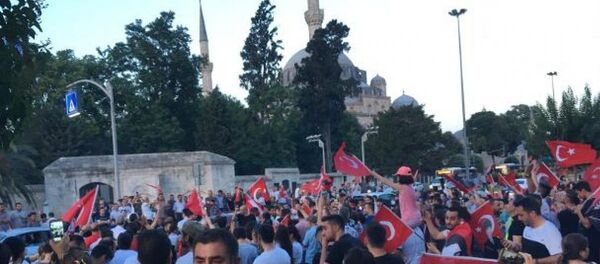 İstanbul Büyükşehir Belediyesi (İBB) önünde Ekrem İmamoğlu kutlamaları - Sputnik Türkiye