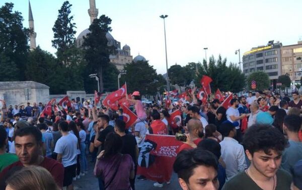 İstanbul Büyükşehir Belediyesi (İBB) önünde Ekrem İmamoğlu kutlamaları - Sputnik Türkiye