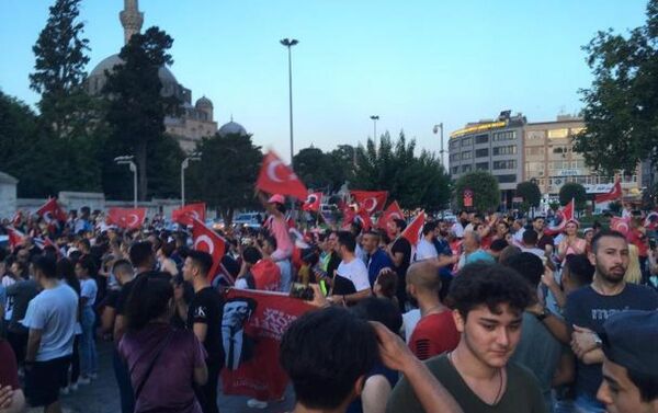 İstanbul Büyükşehir Belediyesi (İBB) önünde Ekrem İmamoğlu kutlamaları - Sputnik Türkiye